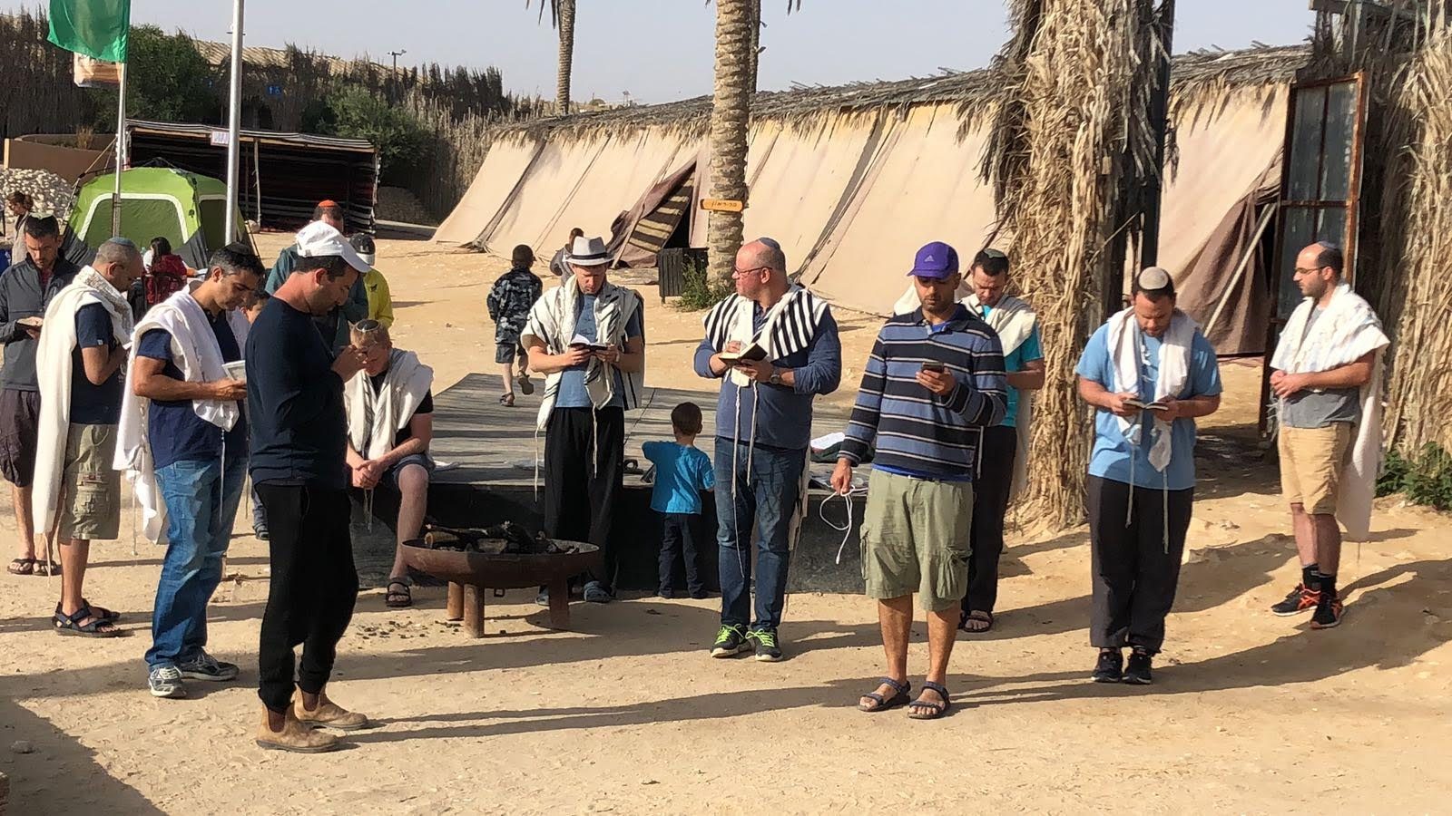 ארוחת שבת קהילתית מחוץ לבית