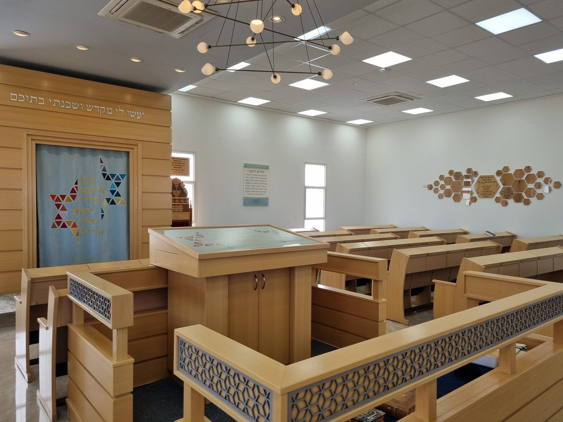 חצר קהילתית באור בין ערביים באורנית